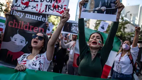 Imagen de mujeres protestando por la muerte de la joven Mahsa Amini Imagen de mujeres protestando por la muerte de la joven Mahsa Amini