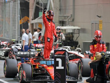 Carlos Sainz celebra su pole en Marina Bay