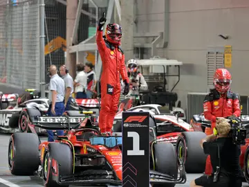 Carlos Sainz celebra su pole en Marina Bay Carlos Sainz celebra su pole en Marina Bay