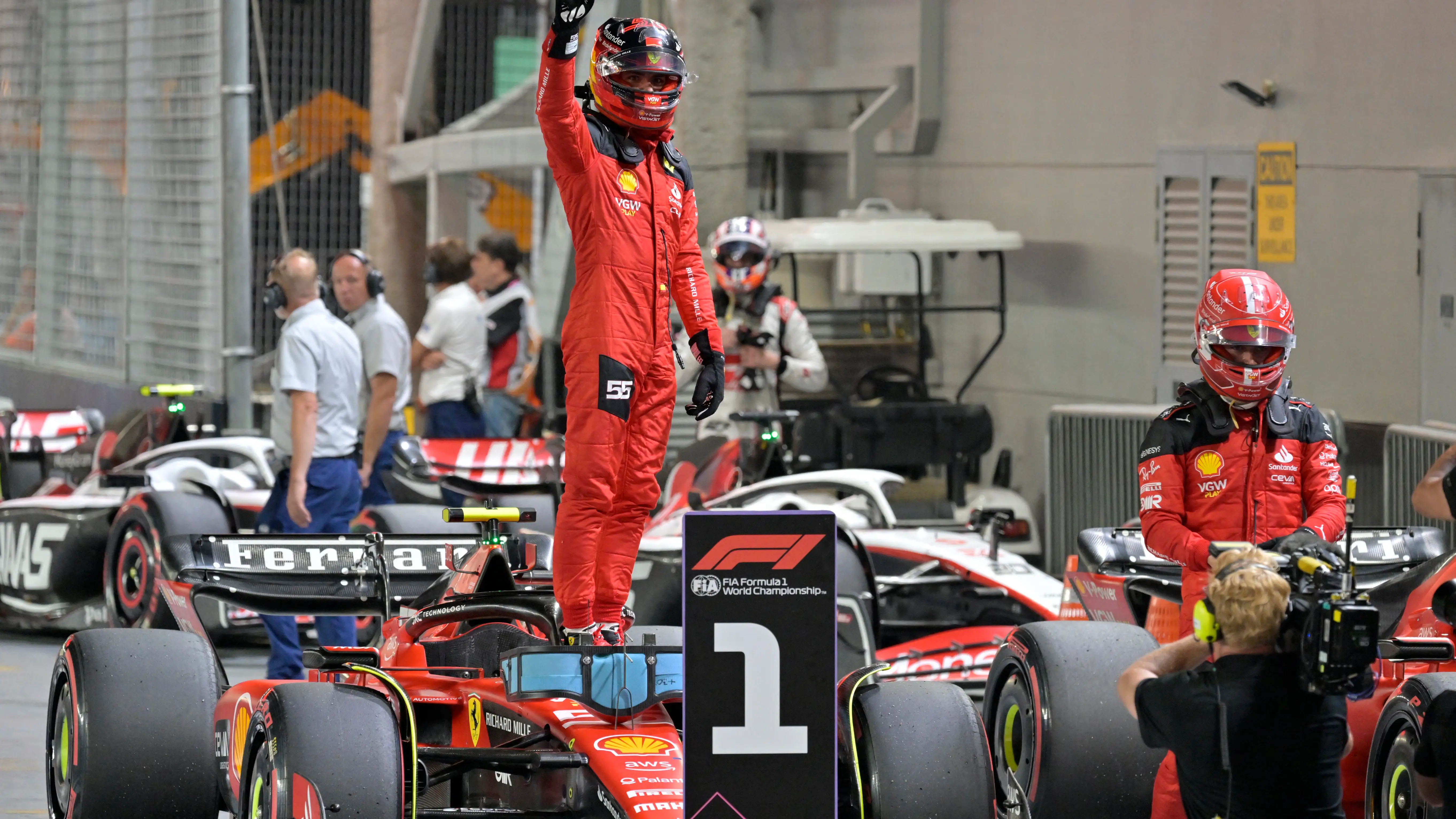 Carlos Sainz celebra su pole en Marina Bay Carlos Sainz celebra su pole en Marina Bay