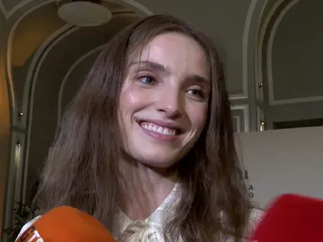 Paula Willems declarando a la prensa Paula Willems declarando a la prensa