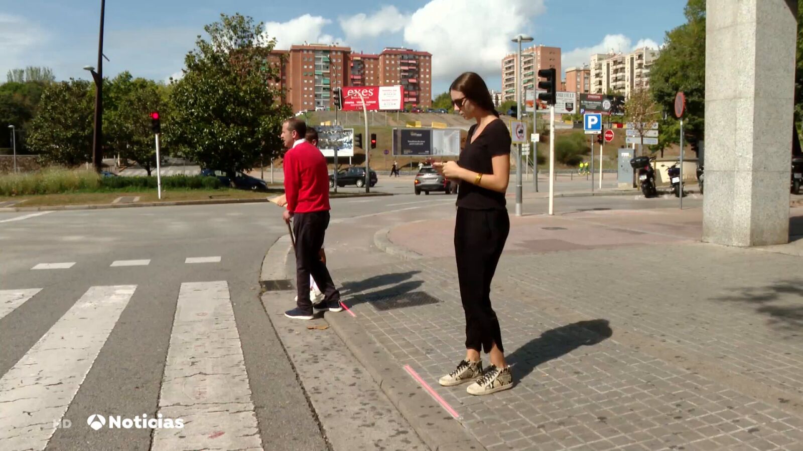Instalan semáforos en el suelo de Sabadell para los despistados que miran el teléfono hasta para cruzar