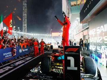 Carlos Sainz celebra su victoria en Marina Bay Carlos Sainz celebra su victoria en Marina Bay