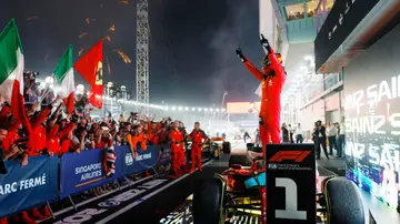 Carlos Sainz celebra su victoria en Marina Bay