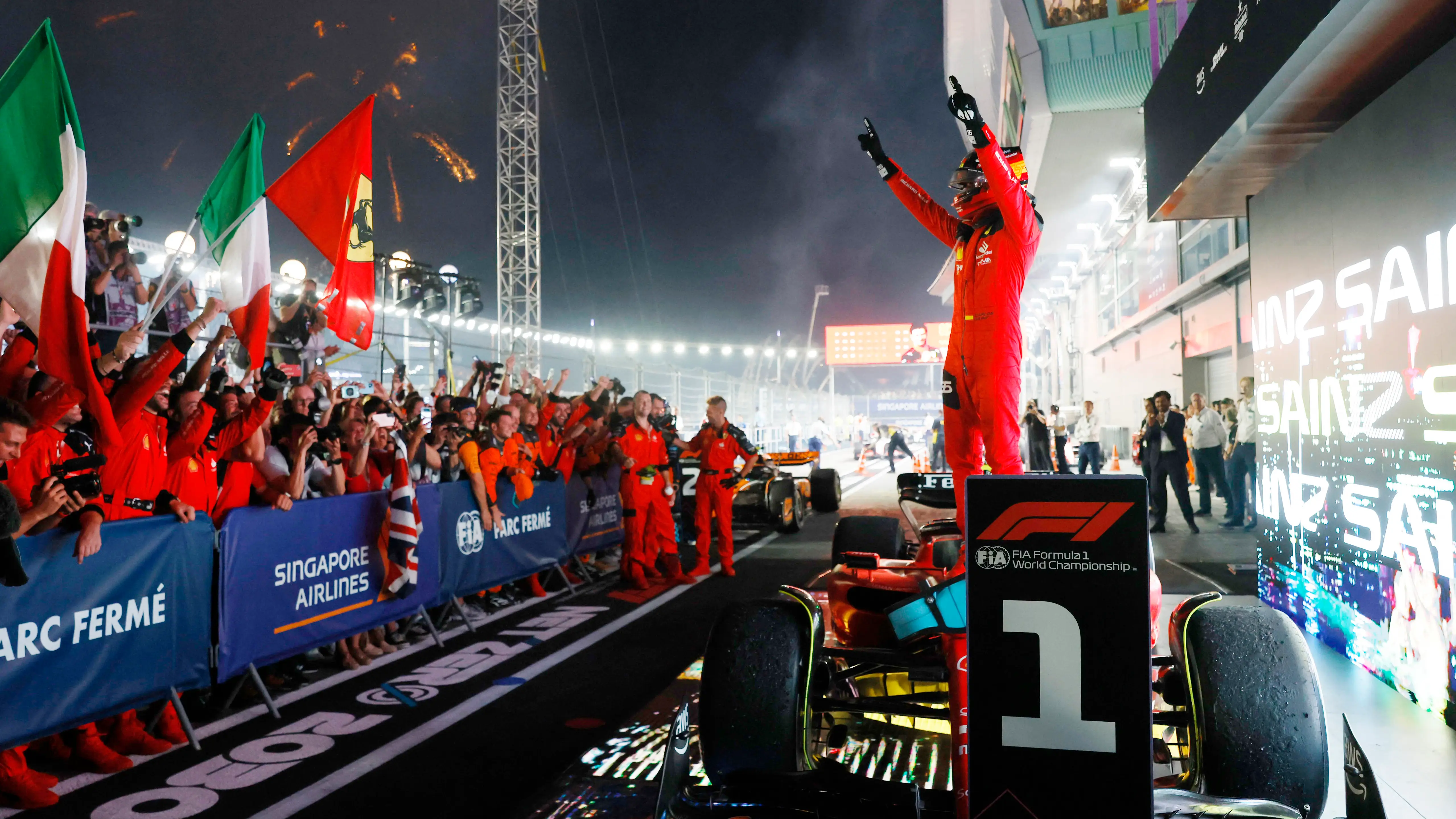 Carlos Sainz celebra su victoria en Marina Bay Carlos Sainz celebra su victoria en Marina Bay