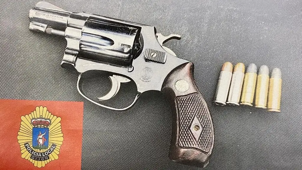 El arma incautada en el bar de Gijón El arma incautada en el bar de Gijón