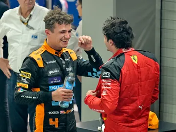 Lando Norris bromea con Carlos Sainz tras el GP de Singapur en Marina Bay Lando Norris bromea con Carlos Sainz tras el GP de Singapur en Marina Bay
