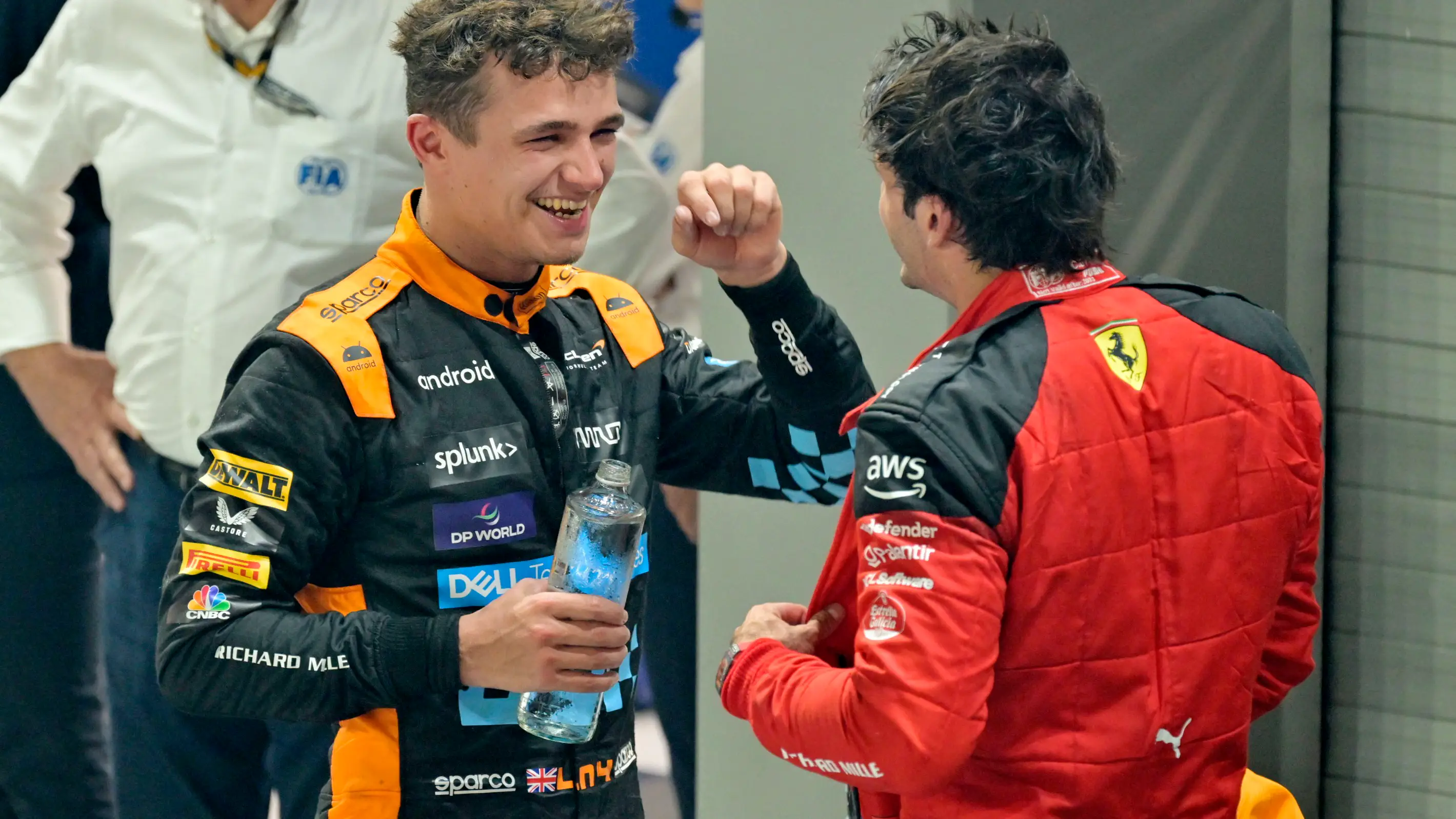 Lando Norris bromea con Carlos Sainz tras el GP de Singapur en Marina Bay