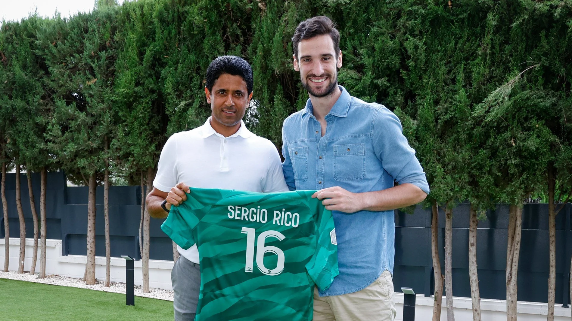 Sergio Rico, junto al presidente del PSG en su casa de Sevilla