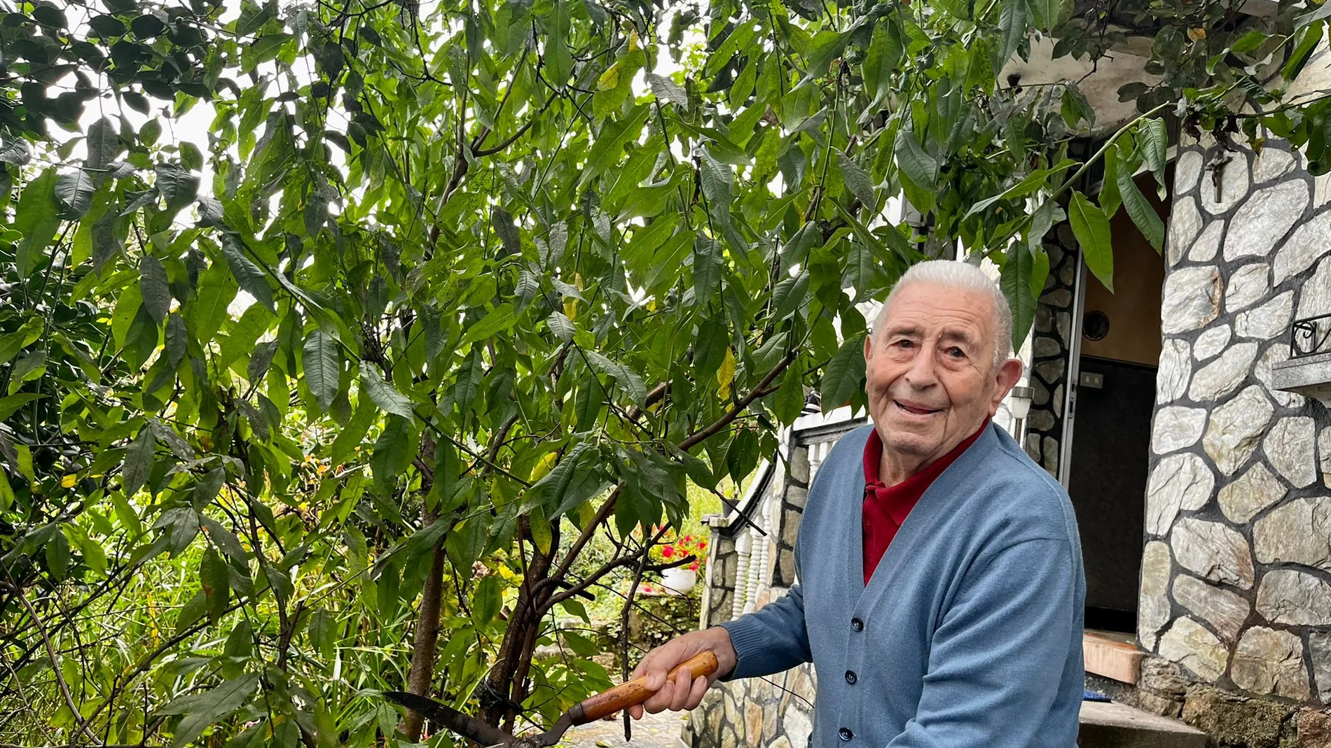 Joaquín, el abuelo jardinero más longevo de Tui