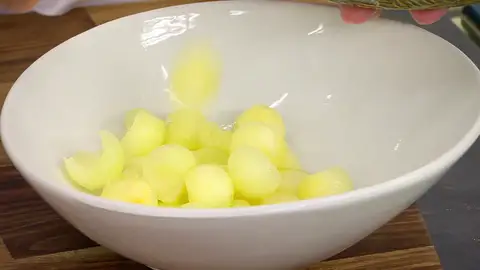 Ve sacando bolitas del melón Ve sacando bolitas del melón