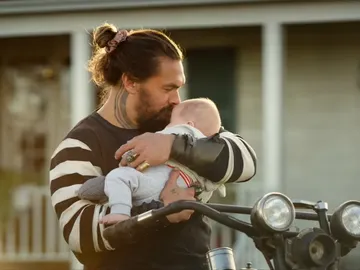 Jason Momoa con su hijo Aquababy en Aquaman y el Reino Perdido Jason Momoa con su hijo Aquababy en Aquaman y el Reino Perdido