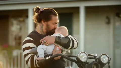 Jason Momoa con su hijo Aquababy en Aquaman y el Reino Perdido