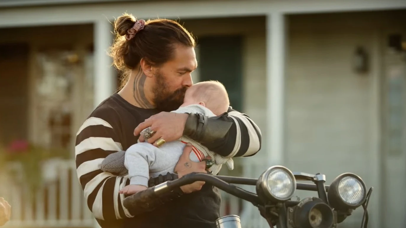 Jason Momoa con su hijo Aquababy en Aquaman y el Reino Perdido Jason Momoa con su hijo Aquababy en Aquaman y el Reino Perdido