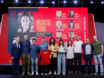 Montse Tomé, en su presentación, junto a su cuerpo técnico Montse Tomé, en su presentación, junto a su cuerpo técnico