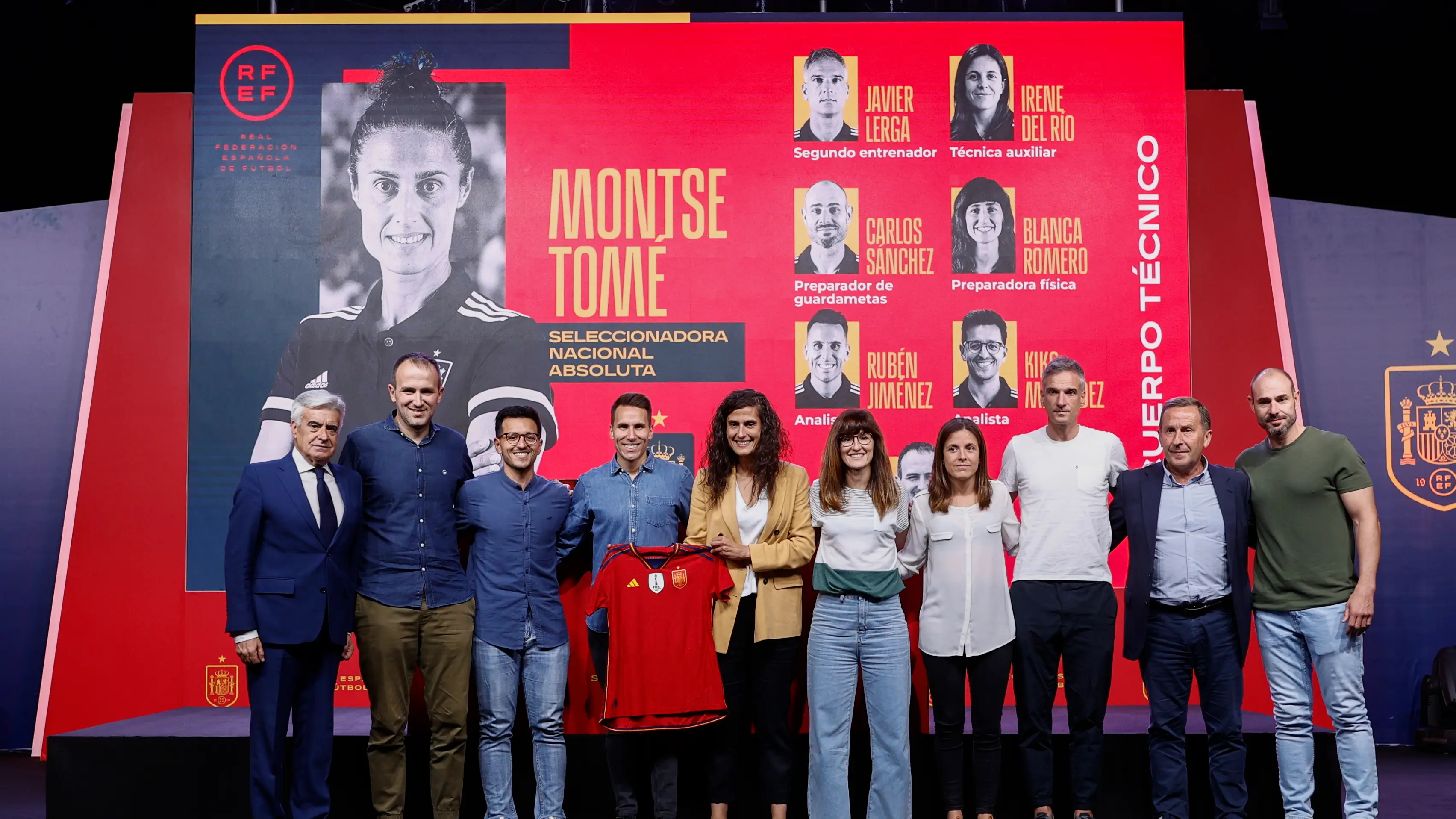 Montse Tom&eacute;, en su presentaci&oacute;n, junto a su cuerpo t&eacute;cnico