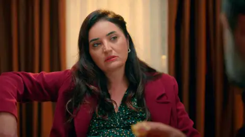 En el próximo capítulo de Hermanos, Sengül se alía con Akif para presentar una demanda de paternidad… ¿a espaldas de Ömer? En el próximo capítulo de Hermanos, Sengül se alía con Akif para presentar una demanda de paternidad… ¿a espaldas de Ömer?