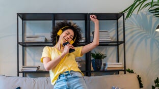 Joven escuchando m&uacute;sica alegre