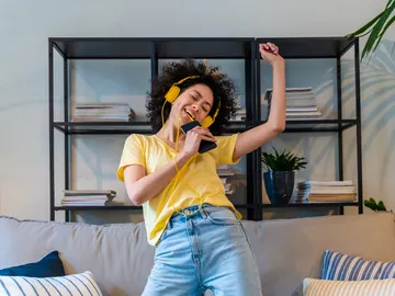 Joven escuchando música alegre Joven escuchando música alegre