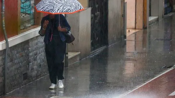 Una mujer camina bajo la lluvia en Valencia Una mujer camina bajo la lluvia en Valencia