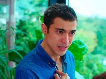 Ender intenta disculpase con Yiğit pero él le echa en cara su dura infancia: “Me pegaban… ¡He sido desgraciado por su culpa!” Ender intenta disculpase con Yiğit pero él le echa en cara su dura infancia: “Me pegaban… ¡He sido desgraciado por su culpa!”