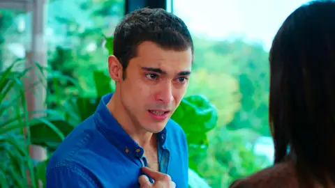 Ender intenta disculpase con Yiğit pero él le echa en cara su dura infancia: “Me pegaban… ¡He sido desgraciado por su culpa!” Ender intenta disculpase con Yiğit pero él le echa en cara su dura infancia: “Me pegaban… ¡He sido desgraciado por su culpa!”