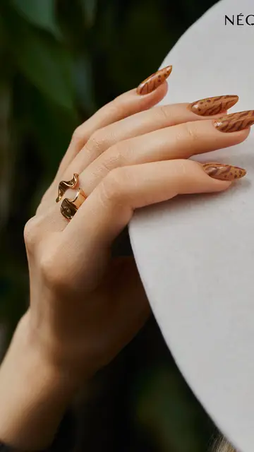 Uñas caramelo con nail art Uñas caramelo con nail art