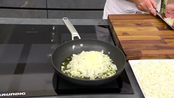 Pica una cebolla entera y añade también a la sartén