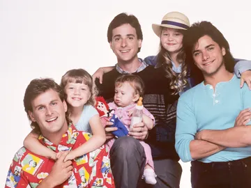 Dave Coulier, Candace Cameron, Ashley Olsen / Mary-Kate Olsen, Bob Saget, John Stamos y Jodie Sweetin en Padres Forzosos Dave Coulier, Candace Cameron, Ashley Olsen / Mary-Kate Olsen, Bob Saget, John Stamos y Jodie Sweetin en Padres Forzosos