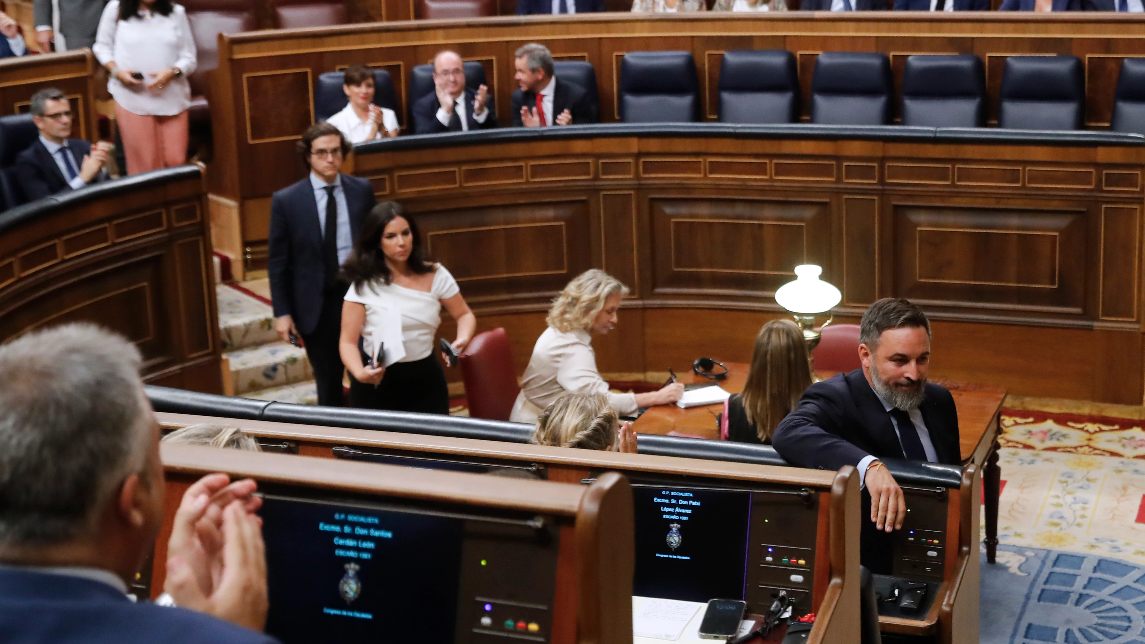 Abascal deja su auricular en el escaño de Sánchez Abascal deja su auricular en el escaño de Sánchez