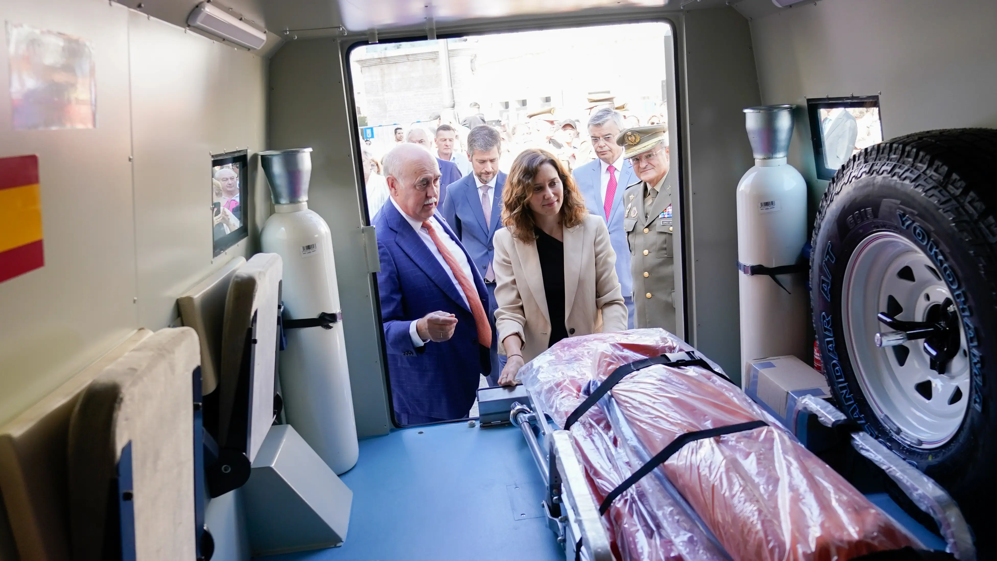 La Comunidad de Madrid env&iacute;a una ambulancia blindada a Ucrania para ayudar en la zona de guerra 