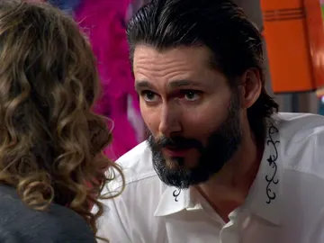 Iván, a Sofía: “¿Y si nos vamos a vivir a París y empezamos de cero?” Iván, a Sofía: “¿Y si nos vamos a vivir a París y empezamos de cero?”