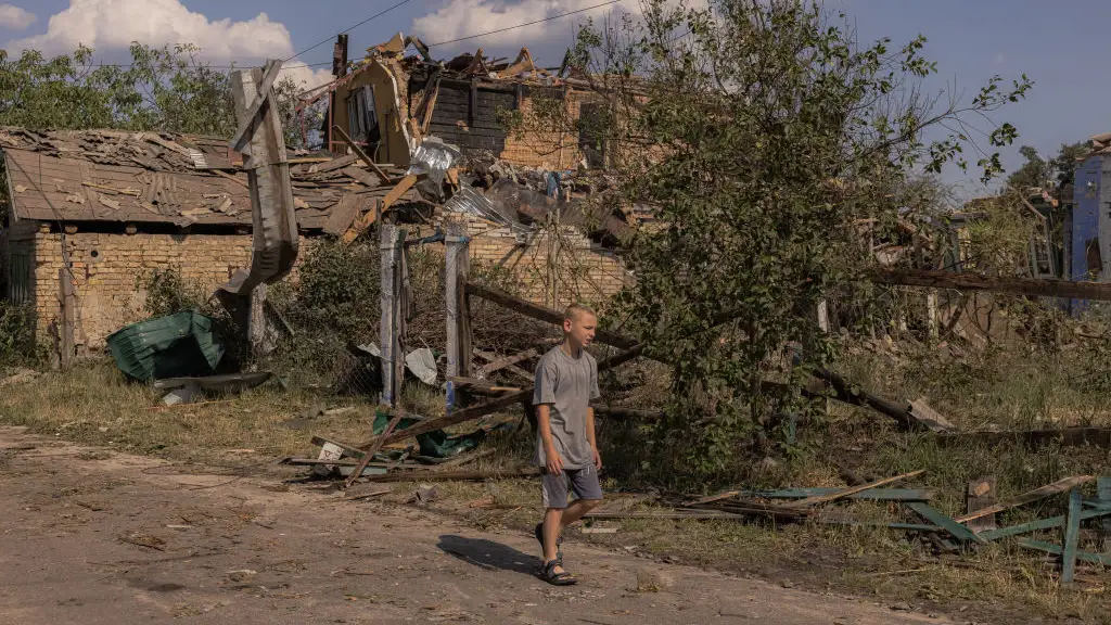 Un niño camina solo junto a los restos de casas bombardeadas en Ucrania Un niño camina solo junto a los restos de casas bombardeadas en Ucrania