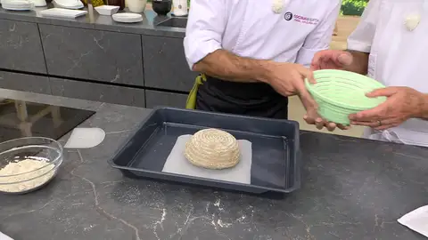 Deposita la bola de masa sobre una bandeja de horno Deposita la bola de masa sobre una bandeja de horno