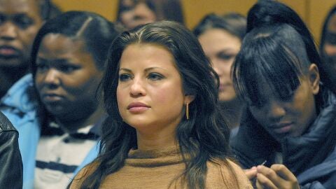 La actriz Yasmine Bleeth en el juicio en 2002 por posesión de cocaína