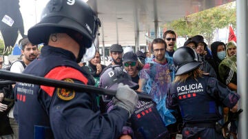Imágenes de la protesta contra el salón inmobiliario The District en Barcelona