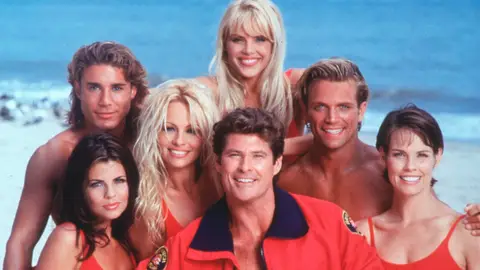 Jaason Simmons, Gena Lee Nolin, Davis Chokachi, Alexandra Paul, David Hasselhoff, Pamela Anderson, Yasmine Bleeth en Los Vigilantes de la Playa Jaason Simmons, Gena Lee Nolin, Davis Chokachi, Alexandra Paul, David Hasselhoff, Pamela Anderson, Yasmine Bleeth en Los Vigilantes de la Playa