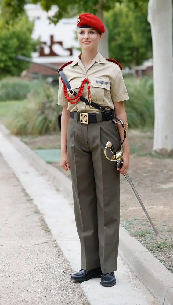 Leonor posa orgullosa desde la Academia Militar