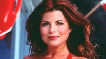 Yasmine Bleeth como Caroline Holden en Los Vigilantes de la Playa
