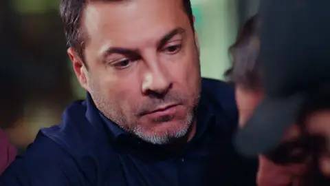 Himli acude con un arma a casa de Kaya y Yiğit se mete de por medio, pero… ¡la pistola se dispara! Himli acude con un arma a casa de Kaya y Yiğit se mete de por medio, pero… ¡la pistola se dispara!