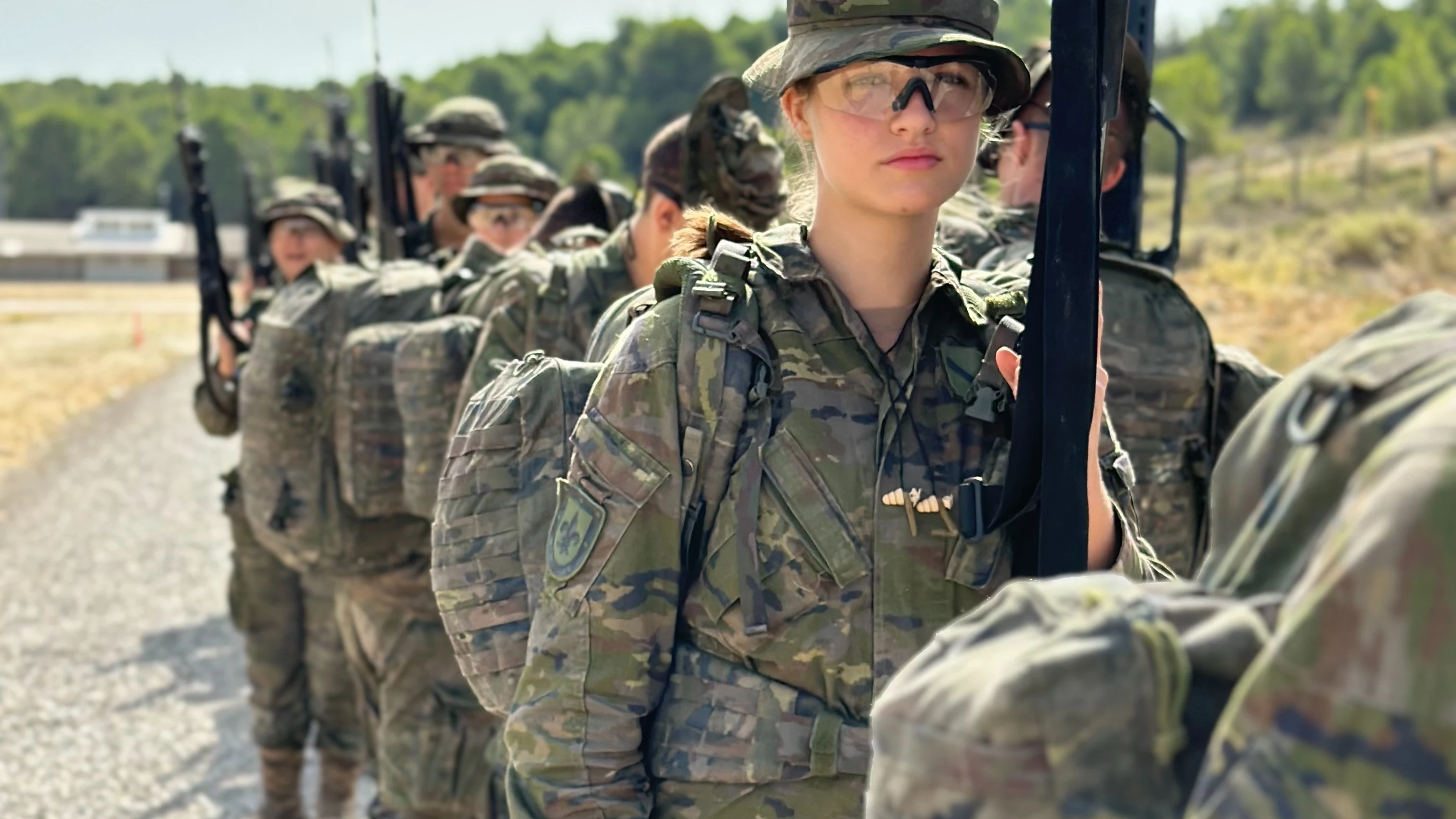 Nuevas im&aacute;genes de la Princesa Leonor de uniforme armada con un fusil