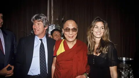 Richard Gere, el Dalai Lama y Cindy Crawford en Los Angeles en 1993 Richard Gere, el Dalai Lama y Cindy Crawford en Los Angeles en 1993