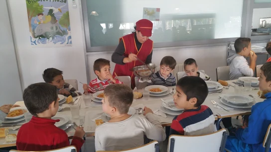 Imagen de archivo de alumnos en un comedor escolar Imagen de archivo de alumnos en un comedor escolar