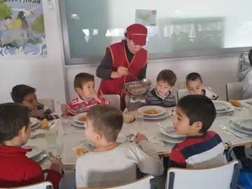 Imagen de archivo de alumnos en un comedor escolar Imagen de archivo de alumnos en un comedor escolar