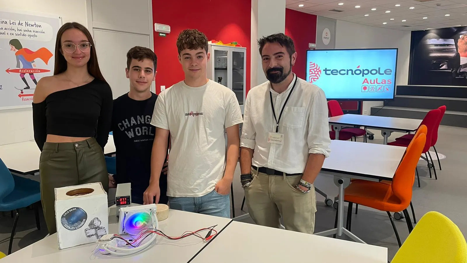 Estudiantes del IES Xesús Ferro Couselo que han desarrollado la nevera para transportar órganos Estudiantes del IES Xesús Ferro Couselo que han desarrollado la nevera para transportar órganos