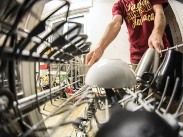 Hombre poniendo un lavavajillas Hombre poniendo un lavavajillas