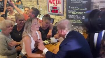 Vídeo: el polémico autógrafo de Donald Trump en el pecho de una mujer