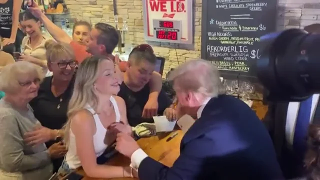 Vídeo: el polémico autógrafo de Donald Trump en el pecho de una mujer Vídeo: el polémico autógrafo de Donald Trump en el pecho de una mujer