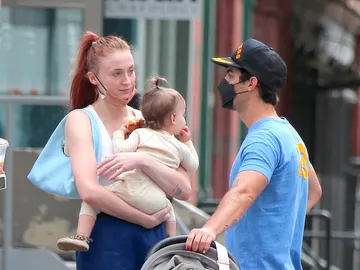 Sophie Turner con Joe Jonas y su hija Willa Sophie Turner con Joe Jonas y su hija Willa