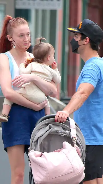 Sophie Turner con Joe Jonas y su hija Willa Sophie Turner con Joe Jonas y su hija Willa